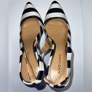 Andiamo White and Navy pump